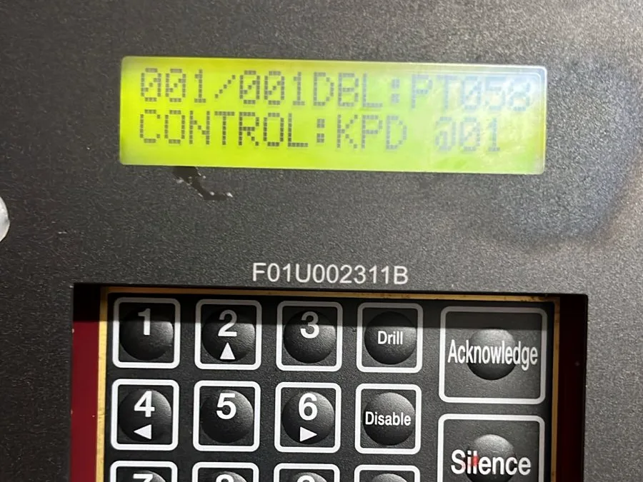 Pantalla y teclado de un panel de alarma contra incendios en programación